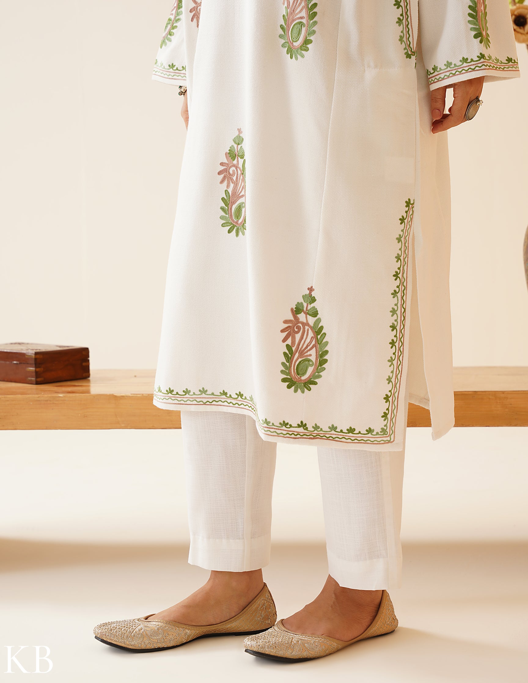 Rang-e-Khizan Off-White Paisley Aari Phiran