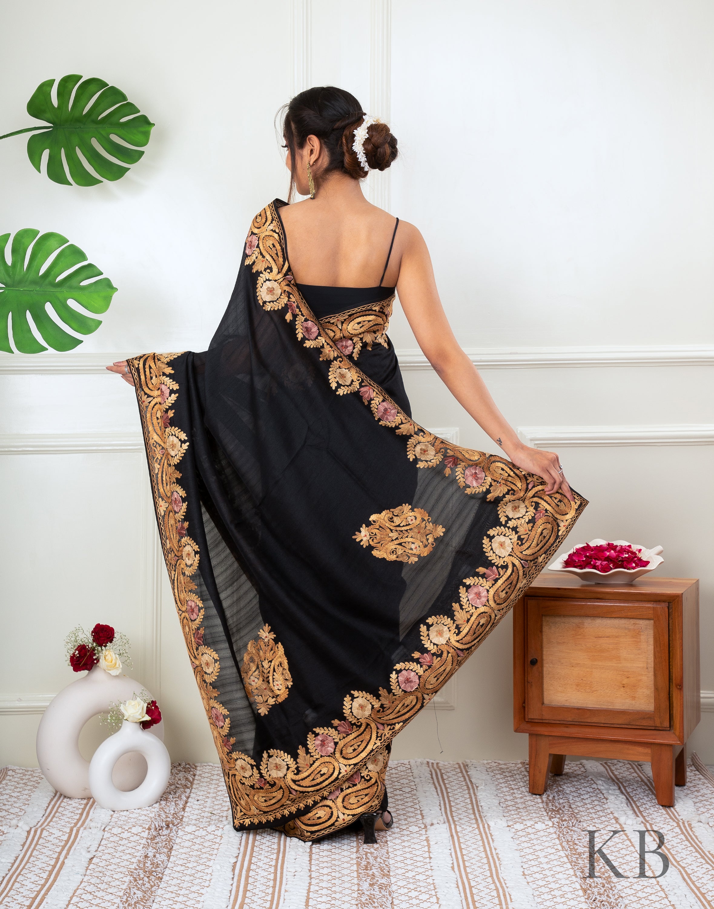 Black & Gold Maheshwari Saree with Zari Border – Roots Handloom